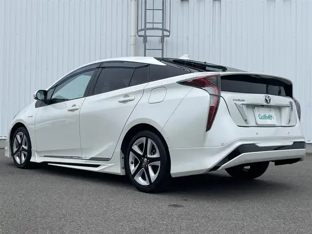 トヨタ プリウス A ツーリングセレクション 愛媛県 2017(平29)年 6.1万km ホワイトパールクリスタルシャイン フルモデリスタフルエアロ/純正9インチメモリーナビ/フルセグ/バックカメラ/トヨタセーフティセンス/レーダークルーズコントロール/レーンキープアシスト/プリクラッシュセーフティ/ハイビームアシスト/インテリジェントパーキングアシスト/LEDヘッドライト/レザーシート/シートヒーター/コーナーセンサー前後/プッシュスタート/USB入力端子/ETC/スマートキー×2/禁煙車