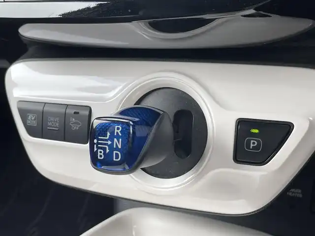 トヨタ プリウス A ツーリングセレクション 愛媛県 2017(平29)年 6.1万km ホワイトパールクリスタルシャイン フルモデリスタフルエアロ/純正9インチメモリーナビ/フルセグ/バックカメラ/トヨタセーフティセンス/レーダークルーズコントロール/レーンキープアシスト/プリクラッシュセーフティ/ハイビームアシスト/インテリジェントパーキングアシスト/LEDヘッドライト/レザーシート/シートヒーター/コーナーセンサー前後/プッシュスタート/USB入力端子/ETC/スマートキー×2/禁煙車