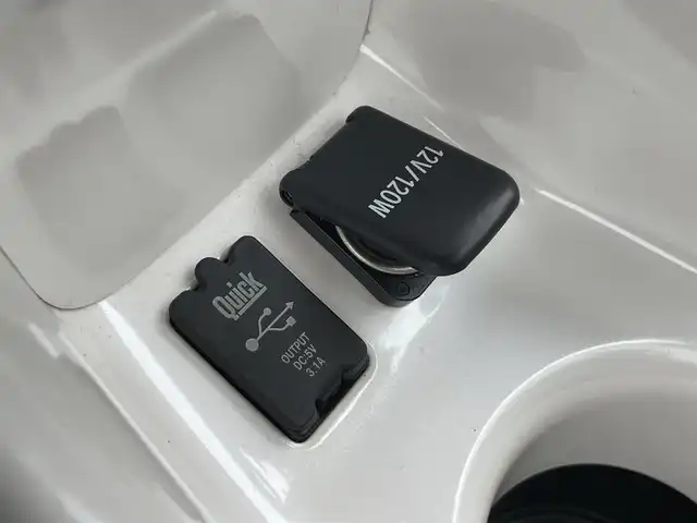 トヨタ プリウス A ツーリングセレクション 愛媛県 2017(平29)年 6.1万km ホワイトパールクリスタルシャイン フルモデリスタフルエアロ/純正9インチメモリーナビ/フルセグ/バックカメラ/トヨタセーフティセンス/レーダークルーズコントロール/レーンキープアシスト/プリクラッシュセーフティ/ハイビームアシスト/インテリジェントパーキングアシスト/LEDヘッドライト/レザーシート/シートヒーター/コーナーセンサー前後/プッシュスタート/USB入力端子/ETC/スマートキー×2/禁煙車