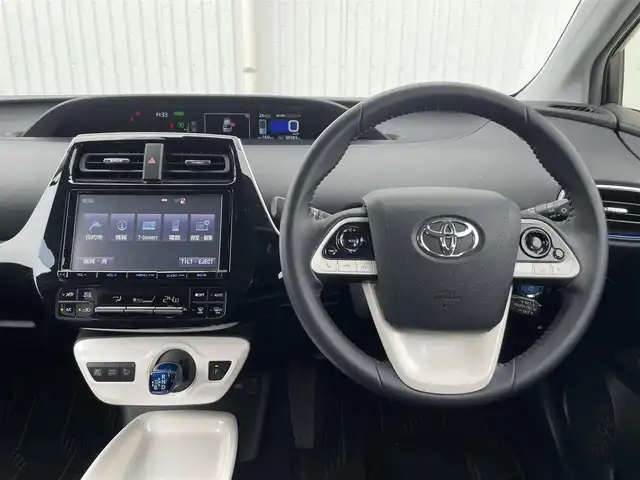 トヨタ プリウス A ツーリングセレクション 愛媛県 2017(平29)年 6.1万km ホワイトパールクリスタルシャイン フルモデリスタフルエアロ/純正9インチメモリーナビ/フルセグ/バックカメラ/トヨタセーフティセンス/レーダークルーズコントロール/レーンキープアシスト/プリクラッシュセーフティ/ハイビームアシスト/インテリジェントパーキングアシスト/LEDヘッドライト/レザーシート/シートヒーター/コーナーセンサー前後/プッシュスタート/USB入力端子/ETC/スマートキー×2/禁煙車