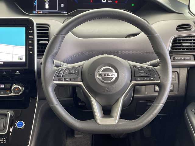 日産 セレナ e－パワー ハイウェイスター V 鹿児島県 2020(令2)年 1.3万km マルーンレッド 2トーン 純正9インチナビ/（BT/CD/DVD)/フルセグTV/全方位カメラ/横滑り防止/衝突被害軽減ブレーキ/クルーズコントロール/レーンキープアシスト/オートライト/前後コーナーセンサー/フリップダウンモニター/両側パワスラ/ハンズフリーオートスライド/前席シートヒーター/ステアリングヒーター/ステアリングリモコン/LEDヘッドライト/フォグランプ/純正フロアマット/純正15インチアルミ/プッシュスタート