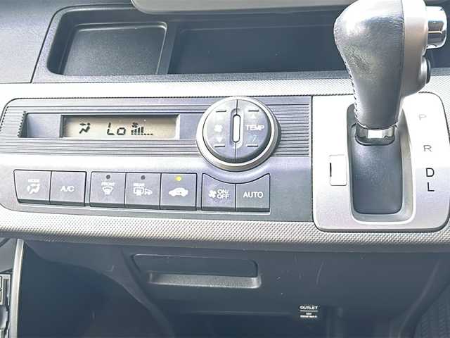ホンダ フリード ハイブリット ジャストセレクション 埼玉県 2012(平24)年 13.5万km プレミアムホワイトパール (株)IDOMが運営する【じしゃロン熊谷店】の自社ローン専用車両になりますこちらは現金またはオートローンご利用時の価格です。自社ローンご希望の方は別途その旨お申付け下さい/純正ナビ　VXM-122VFi/（フルセグTV/Bluetooth/CD/DVD/AM/FM）/ETC/両側パワースライドドア/バックカメラ/クルーズコントロール/HIDオートヘッドライト/フォグランプ/純正15インチアルミホイール/純正フロアマット/スマートキー/ステアリングスイッチ/車両・ナビ取扱説明書/保証書