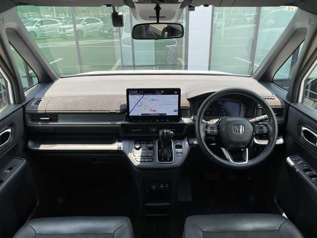 ホンダ ステップワゴン スパーダ プレミアムライン 香川県 2023(令5)年 1.7万km プラチナホワイトパール 登録時走行距離：17082km/純正11.4型ナビ/　CD DVD BT フルセグTV/全方位カメラ/両側パワースライドドア/パワーバックドア/衝突被害軽減装置/レーンキープアシスト/レーダークルーズコントロール/LEDヘッドライト/オートライト/フォグランプ/横滑り防止装置/アイドリングストップ/オートホールド機能付き電子パーキングブレーキ/ハーフレザーシート/シートヒーター/ドライブレコーダー/ビルトインETC/ロールサンシェード/ISOFIX/プッシュスタート/スマートキー