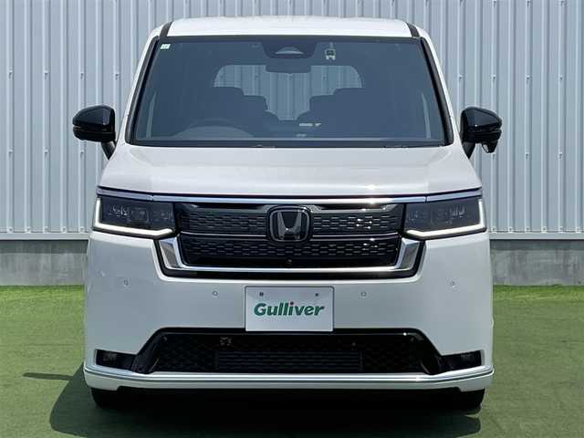 ホンダ ステップワゴン スパーダ プレミアムライン 香川県 2023(令5)年 1.7万km プラチナホワイトパール 登録時走行距離：17082km/純正11.4型ナビ/　CD DVD BT フルセグTV/全方位カメラ/両側パワースライドドア/パワーバックドア/衝突被害軽減装置/レーンキープアシスト/レーダークルーズコントロール/LEDヘッドライト/オートライト/フォグランプ/横滑り防止装置/アイドリングストップ/オートホールド機能付き電子パーキングブレーキ/ハーフレザーシート/シートヒーター/ドライブレコーダー/ビルトインETC/ロールサンシェード/ISOFIX/プッシュスタート/スマートキー