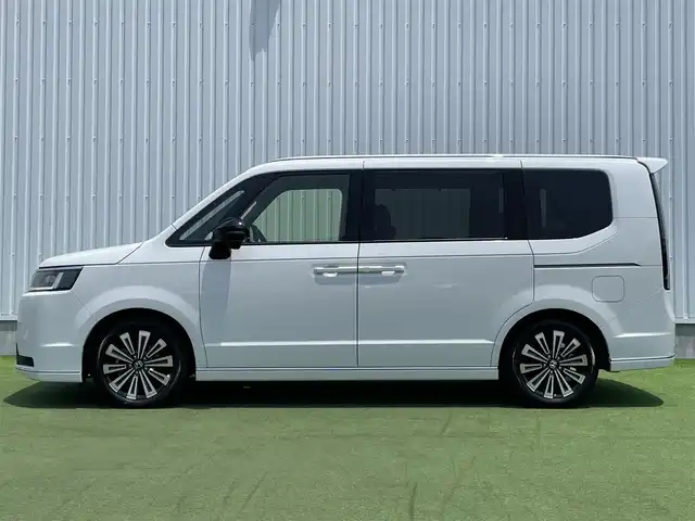 ホンダ ステップワゴン スパーダ プレミアムライン 香川県 2023(令5)年 1.7万km プラチナホワイトパール 登録時走行距離：17082km/純正11.4型ナビ/　CD DVD BT フルセグTV/全方位カメラ/両側パワースライドドア/パワーバックドア/衝突被害軽減装置/レーンキープアシスト/レーダークルーズコントロール/LEDヘッドライト/オートライト/フォグランプ/横滑り防止装置/アイドリングストップ/オートホールド機能付き電子パーキングブレーキ/ハーフレザーシート/シートヒーター/ドライブレコーダー/ビルトインETC/ロールサンシェード/ISOFIX/プッシュスタート/スマートキー
