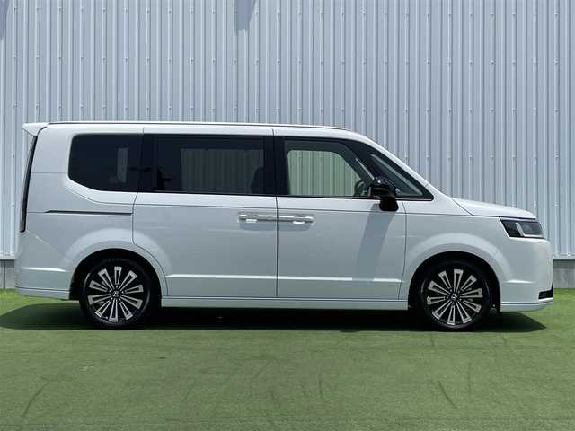 ホンダ ステップワゴン スパーダ プレミアムライン 香川県 2023(令5)年 1.7万km プラチナホワイトパール 登録時走行距離：17082km/純正11.4型ナビ/　CD DVD BT フルセグTV/全方位カメラ/両側パワースライドドア/パワーバックドア/衝突被害軽減装置/レーンキープアシスト/レーダークルーズコントロール/LEDヘッドライト/オートライト/フォグランプ/横滑り防止装置/アイドリングストップ/オートホールド機能付き電子パーキングブレーキ/ハーフレザーシート/シートヒーター/ドライブレコーダー/ビルトインETC/ロールサンシェード/ISOFIX/プッシュスタート/スマートキー