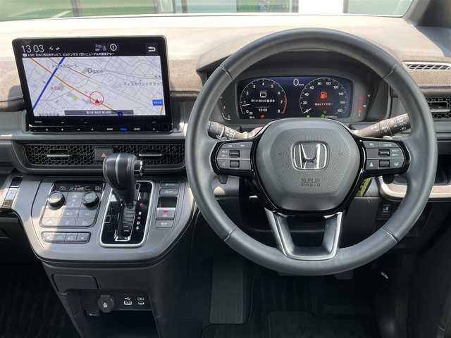 ホンダ ステップワゴン スパーダ プレミアムライン 香川県 2023(令5)年 1.7万km プラチナホワイトパール 登録時走行距離：17082km/純正11.4型ナビ/　CD DVD BT フルセグTV/全方位カメラ/両側パワースライドドア/パワーバックドア/衝突被害軽減装置/レーンキープアシスト/レーダークルーズコントロール/LEDヘッドライト/オートライト/フォグランプ/横滑り防止装置/アイドリングストップ/オートホールド機能付き電子パーキングブレーキ/ハーフレザーシート/シートヒーター/ドライブレコーダー/ビルトインETC/ロールサンシェード/ISOFIX/プッシュスタート/スマートキー