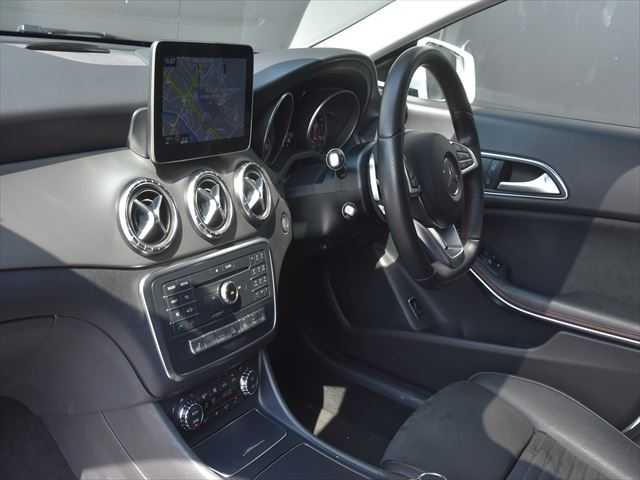 メルセデス・ベンツ ＣＬＡ１８０ Sブレイク AMG スタイル 和歌山県 2018(平30)年 6.9万km ポーラホワイト プレミアムパッケージ /レーダーSF /パノラマSR /Harman Kardon /純正ナビ /フルセグ /Bカメラ /Apple carplay /ハーフレザー /シートヒーター /コーナーセンサー /アンビエントライト /電動バックドア /LEDヘッドライト /ETC