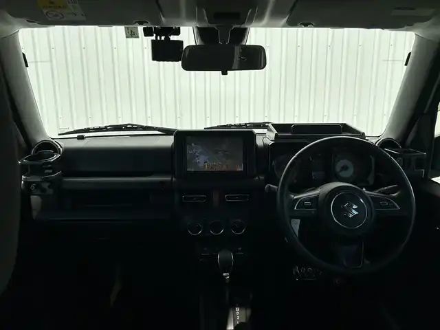 スズキ ジムニー シエラ JC 香川県 2019(平31)年 3.5万km ピュアホワイトP 登録時走行距離34657km/BLIZZAK製タイヤ【DM-V3】/純正アルミホイール付サマータイヤ積み込み/純正8型SDナビ【CN-RZ843】/（フルセグTV/Bluetooth/DVD）/バックカメラ/前後ドライブレコーダー【ZDR-015】/前席シートヒーター/スズキセーフティサポート/クルーズコントロール/LEDヘッドライト/フォグライト/純正ビルトインETC/社外アームレスト/OPドリンクホルダー/革巻きステアリング/ステアリングスイッチ/背面タイヤ（カバー付）/ヒーテッドドアミラー/ウィンカー付電動格納ミラー