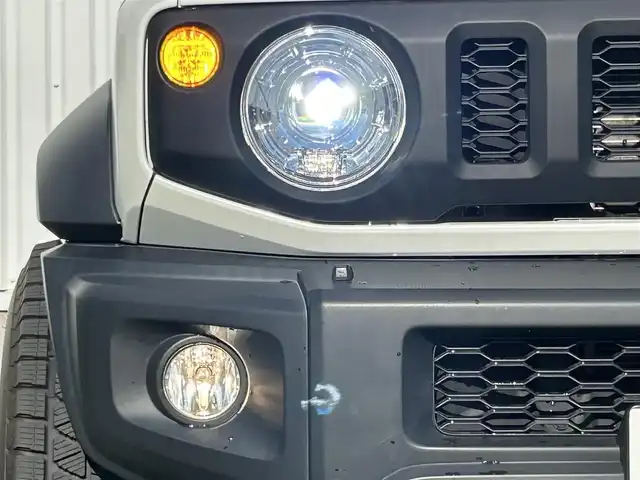 スズキ ジムニー シエラ JC 香川県 2019(平31)年 3.5万km ピュアホワイトP 登録時走行距離34657km/BLIZZAK製タイヤ【DM-V3】/純正アルミホイール付サマータイヤ積み込み/純正8型SDナビ【CN-RZ843】/（フルセグTV/Bluetooth/DVD）/バックカメラ/前後ドライブレコーダー【ZDR-015】/前席シートヒーター/スズキセーフティサポート/クルーズコントロール/LEDヘッドライト/フォグライト/純正ビルトインETC/社外アームレスト/OPドリンクホルダー/革巻きステアリング/ステアリングスイッチ/背面タイヤ（カバー付）/ヒーテッドドアミラー/ウィンカー付電動格納ミラー