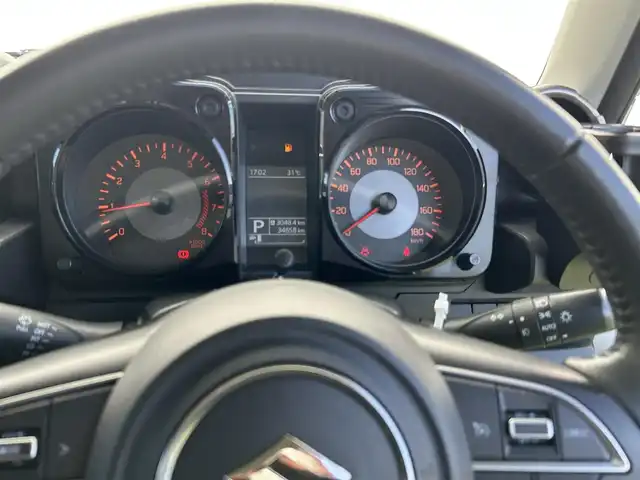 スズキ ジムニー シエラ JC 香川県 2019(平31)年 3.5万km ピュアホワイトP 登録時走行距離34657km/BLIZZAK製タイヤ【DM-V3】/純正アルミホイール付サマータイヤ積み込み/純正8型SDナビ【CN-RZ843】/（フルセグTV/Bluetooth/DVD）/バックカメラ/前後ドライブレコーダー【ZDR-015】/前席シートヒーター/スズキセーフティサポート/クルーズコントロール/LEDヘッドライト/フォグライト/純正ビルトインETC/社外アームレスト/OPドリンクホルダー/革巻きステアリング/ステアリングスイッチ/背面タイヤ（カバー付）/ヒーテッドドアミラー/ウィンカー付電動格納ミラー
