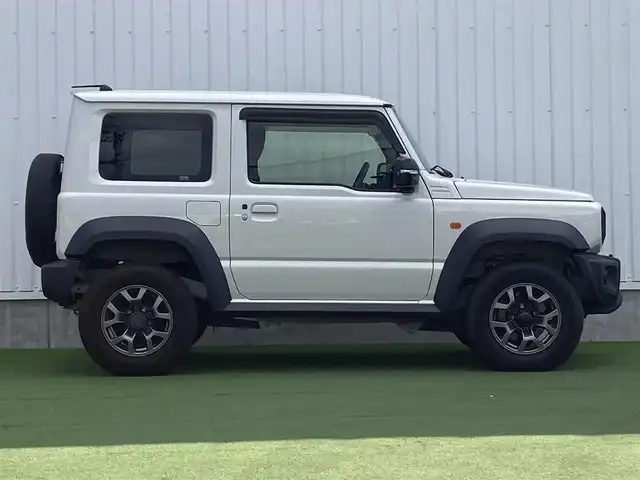 スズキ ジムニー シエラ JC 香川県 2019(平31)年 3.5万km ピュアホワイトP 登録時走行距離34657km/BLIZZAK製タイヤ【DM-V3】/純正アルミホイール付サマータイヤ積み込み/純正8型SDナビ【CN-RZ843】/（フルセグTV/Bluetooth/DVD）/バックカメラ/前後ドライブレコーダー【ZDR-015】/前席シートヒーター/スズキセーフティサポート/クルーズコントロール/LEDヘッドライト/フォグライト/純正ビルトインETC/社外アームレスト/OPドリンクホルダー/革巻きステアリング/ステアリングスイッチ/背面タイヤ（カバー付）/ヒーテッドドアミラー/ウィンカー付電動格納ミラー