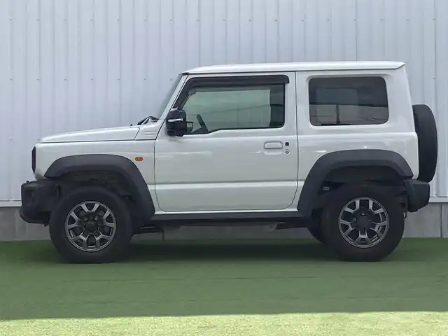 スズキ ジムニー シエラ JC 香川県 2019(平31)年 3.5万km ピュアホワイトP 登録時走行距離34657km/BLIZZAK製タイヤ【DM-V3】/純正アルミホイール付サマータイヤ積み込み/純正8型SDナビ【CN-RZ843】/（フルセグTV/Bluetooth/DVD）/バックカメラ/前後ドライブレコーダー【ZDR-015】/前席シートヒーター/スズキセーフティサポート/クルーズコントロール/LEDヘッドライト/フォグライト/純正ビルトインETC/社外アームレスト/OPドリンクホルダー/革巻きステアリング/ステアリングスイッチ/背面タイヤ（カバー付）/ヒーテッドドアミラー/ウィンカー付電動格納ミラー
