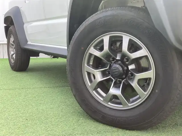スズキ ジムニー シエラ JC 香川県 2019(平31)年 3.5万km ピュアホワイトP 登録時走行距離34657km/BLIZZAK製タイヤ【DM-V3】/純正アルミホイール付サマータイヤ積み込み/純正8型SDナビ【CN-RZ843】/（フルセグTV/Bluetooth/DVD）/バックカメラ/前後ドライブレコーダー【ZDR-015】/前席シートヒーター/スズキセーフティサポート/クルーズコントロール/LEDヘッドライト/フォグライト/純正ビルトインETC/社外アームレスト/OPドリンクホルダー/革巻きステアリング/ステアリングスイッチ/背面タイヤ（カバー付）/ヒーテッドドアミラー/ウィンカー付電動格納ミラー
