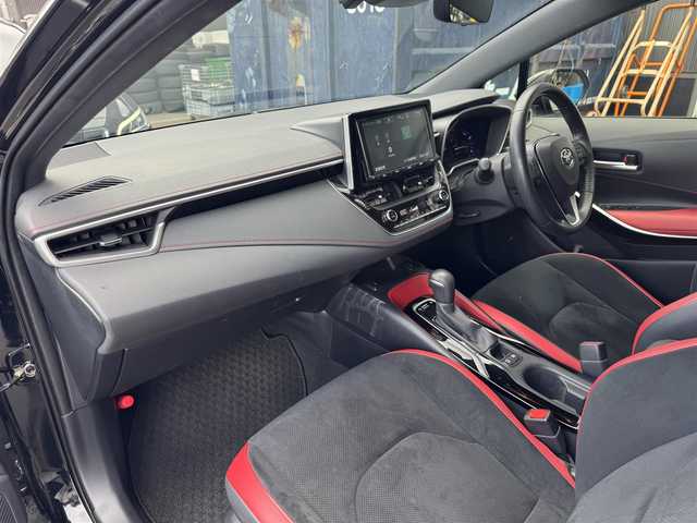 トヨタ カローラ スポーツ ハイブリッドG Z 滋賀県 2018(平30)年 5.3万km アティチュードブラックマイカ 純正9インチナビ/Bluetooth/CD/DVD/フルセグテレビ/OPハーフレザーシート/シートヒーター /ステアリングヒーター/トヨタセーフティーセンス/・プリクラッシュセーフティシステム/・レーントレーシングアシスト/・レーダークルーズコントロール/・オートマチックハイビーム/・ロードサインアシスト/ETC/寒冷地仕様/LEDヘッドライト/フォグランプ/ドアバイザー/プッシュスタート/スマートキー/スペアキー/純正フロアマット