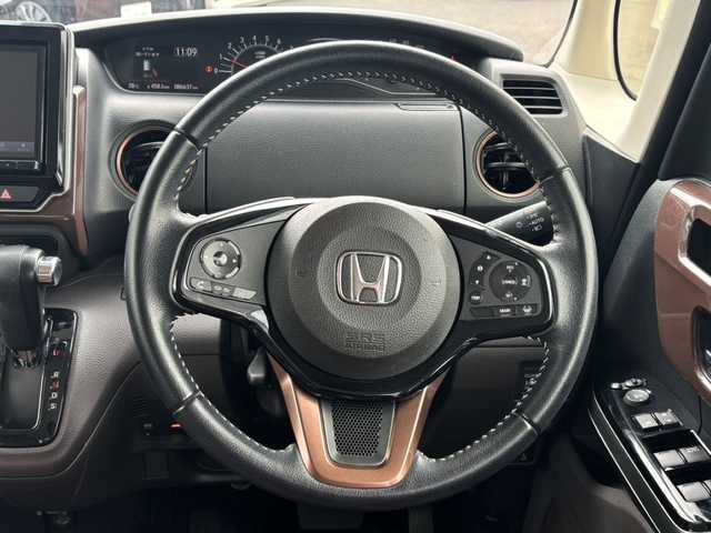 ホンダ Ｎ ＢＯＸ G･Lターボ Hセンシング カッパーブラウンスタイル 愛知県 2019(令1)年 8.7万km プラチナホワイトパール 純正フロアマット/サイドバイザー/両側パワースライドドア/社外8インチSDナビ/FM/AM/DISC/SD/フルセグTV/BT/USB/HDMI/バックカメラ/ビルトインETC/ホンダセンシング/クリアランスソナー/レーンキープアシスト/衝突被害軽減ブレーキ/アイドリングストップ/プッシュスタート/LEDヘッドライト/オートライト/ベンチシート/横滑り防止装置/スマートキー