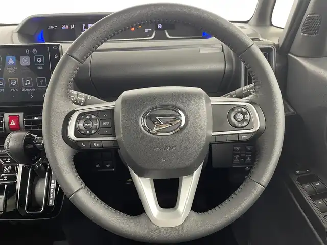 ダイハツ タント カスタム RS 大阪府 2023(令5)年 0.9万km シャイニングホワイトパール スマートアシスト/　・衝突軽減ブレーキ/　・衝突下記被支援ブレーキ/　・ブレーキ制御付誤発進抑制機能/　・主戦逸脱抑制制御機能/　・ふらつき警報/　・コーナーセンサー/　・先行車発進お知らせ機能/純正ディスプレイオーディオ/　Bluetooth/フルセグ/AppleCarPlay/AndroidAuto/禁煙車/純正後席モニター/バックカメラ/両側パワースライドドア/ハーフレザーシート/シートヒーター/LEDオートライト/フォグランプ/オートハイビーム/スマートキー/ビルトインETC/アイドリングストップ/純正フロアマット
