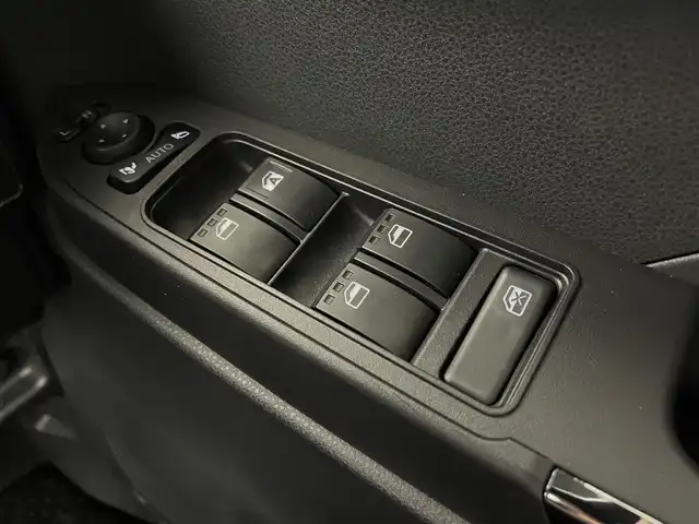 ダイハツ タント カスタム RS 大阪府 2023(令5)年 0.9万km シャイニングホワイトパール スマートアシスト/　・衝突軽減ブレーキ/　・衝突下記被支援ブレーキ/　・ブレーキ制御付誤発進抑制機能/　・主戦逸脱抑制制御機能/　・ふらつき警報/　・コーナーセンサー/　・先行車発進お知らせ機能/純正ディスプレイオーディオ/　Bluetooth/フルセグ/AppleCarPlay/AndroidAuto/禁煙車/純正後席モニター/バックカメラ/両側パワースライドドア/ハーフレザーシート/シートヒーター/LEDオートライト/フォグランプ/オートハイビーム/スマートキー/ビルトインETC/アイドリングストップ/純正フロアマット