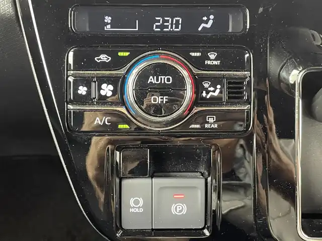 ダイハツ タント カスタム RS 大阪府 2023(令5)年 0.9万km シャイニングホワイトパール スマートアシスト/　・衝突軽減ブレーキ/　・衝突下記被支援ブレーキ/　・ブレーキ制御付誤発進抑制機能/　・主戦逸脱抑制制御機能/　・ふらつき警報/　・コーナーセンサー/　・先行車発進お知らせ機能/純正ディスプレイオーディオ/　Bluetooth/フルセグ/AppleCarPlay/AndroidAuto/禁煙車/純正後席モニター/バックカメラ/両側パワースライドドア/ハーフレザーシート/シートヒーター/LEDオートライト/フォグランプ/オートハイビーム/スマートキー/ビルトインETC/アイドリングストップ/純正フロアマット