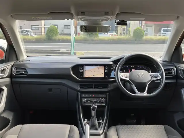 フォルクスワーゲン Ｔ－クロス TSI 1st 三重県 2020(令2)年 3万km エナジェティックオレンジメタリック 登録時走行距離２９，２７７km/♪ドライバーアシストシステム/　・アダプティブクルーズコントロール(ACC)/　・エマージェンシーブレーキアシスト/　・ブラインドスポットディテクション/♪駐車支援/　・パークディスタンスコントロール/　・Park Assist/　・リアビューカメラ/　・リアトラフィックアラート/♪純正メーカーナビ/　・AppleCarPlay・AndroidAuto /　・ミラーリンク・Blurtoothオーディオ/♪スマートキーx２/♪プッシュスタート/♪コンビネーションメーター/♪ルーフレール/♪LEDヘッドライト/♪フォグライト/♪リアフォグライト /♪オートライト/♪ドライブレコーダー/♪ビルトインETC2.0/♪革巻きステアリング/♪ステアリングスイッチ/♪オートリトラクタブルミラー/♪ウィンカーミラー/♪置くだけ充電/♪USB-Cポート(前x２後x２)/♪フロアマット/♪トノカバー/♪アイドリングストップ/♪サイド/カーテンエアバック/♪横滑り防止機能