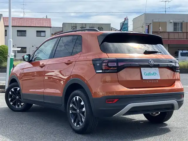 フォルクスワーゲン Ｔ－クロス TSI 1st 三重県 2020(令2)年 3万km エナジェティックオレンジメタリック 登録時走行距離２９，２７７km/♪ドライバーアシストシステム/　・アダプティブクルーズコントロール(ACC)/　・エマージェンシーブレーキアシスト/　・ブラインドスポットディテクション/♪駐車支援/　・パークディスタンスコントロール/　・Park Assist/　・リアビューカメラ/　・リアトラフィックアラート/♪純正メーカーナビ/　・AppleCarPlay・AndroidAuto /　・ミラーリンク・Blurtoothオーディオ/♪スマートキーx２/♪プッシュスタート/♪コンビネーションメーター/♪ルーフレール/♪LEDヘッドライト/♪フォグライト/♪リアフォグライト /♪オートライト/♪ドライブレコーダー/♪ビルトインETC2.0/♪革巻きステアリング/♪ステアリングスイッチ/♪オートリトラクタブルミラー/♪ウィンカーミラー/♪置くだけ充電/♪USB-Cポート(前x２後x２)/♪フロアマット/♪トノカバー/♪アイドリングストップ/♪サイド/カーテンエアバック/♪横滑り防止機能