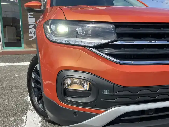 フォルクスワーゲン Ｔ－クロス TSI 1st 三重県 2020(令2)年 3万km エナジェティックオレンジメタリック 登録時走行距離２９，２７７km/♪ドライバーアシストシステム/　・アダプティブクルーズコントロール(ACC)/　・エマージェンシーブレーキアシスト/　・ブラインドスポットディテクション/♪駐車支援/　・パークディスタンスコントロール/　・Park Assist/　・リアビューカメラ/　・リアトラフィックアラート/♪純正メーカーナビ/　・AppleCarPlay・AndroidAuto /　・ミラーリンク・Blurtoothオーディオ/♪スマートキーx２/♪プッシュスタート/♪コンビネーションメーター/♪ルーフレール/♪LEDヘッドライト/♪フォグライト/♪リアフォグライト /♪オートライト/♪ドライブレコーダー/♪ビルトインETC2.0/♪革巻きステアリング/♪ステアリングスイッチ/♪オートリトラクタブルミラー/♪ウィンカーミラー/♪置くだけ充電/♪USB-Cポート(前x２後x２)/♪フロアマット/♪トノカバー/♪アイドリングストップ/♪サイド/カーテンエアバック/♪横滑り防止機能
