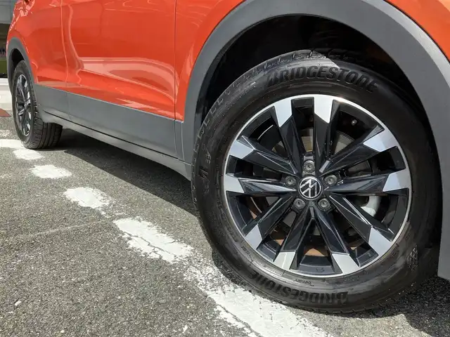 フォルクスワーゲン Ｔ－クロス TSI 1st 三重県 2020(令2)年 3万km エナジェティックオレンジメタリック 登録時走行距離２９，２７７km/♪ドライバーアシストシステム/　・アダプティブクルーズコントロール(ACC)/　・エマージェンシーブレーキアシスト/　・ブラインドスポットディテクション/♪駐車支援/　・パークディスタンスコントロール/　・Park Assist/　・リアビューカメラ/　・リアトラフィックアラート/♪純正メーカーナビ/　・AppleCarPlay・AndroidAuto /　・ミラーリンク・Blurtoothオーディオ/♪スマートキーx２/♪プッシュスタート/♪コンビネーションメーター/♪ルーフレール/♪LEDヘッドライト/♪フォグライト/♪リアフォグライト /♪オートライト/♪ドライブレコーダー/♪ビルトインETC2.0/♪革巻きステアリング/♪ステアリングスイッチ/♪オートリトラクタブルミラー/♪ウィンカーミラー/♪置くだけ充電/♪USB-Cポート(前x２後x２)/♪フロアマット/♪トノカバー/♪アイドリングストップ/♪サイド/カーテンエアバック/♪横滑り防止機能