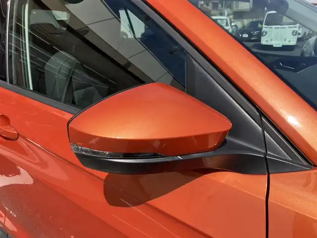 フォルクスワーゲン Ｔ－クロス TSI 1st 三重県 2020(令2)年 3万km エナジェティックオレンジメタリック 登録時走行距離２９，２７７km/♪ドライバーアシストシステム/　・アダプティブクルーズコントロール(ACC)/　・エマージェンシーブレーキアシスト/　・ブラインドスポットディテクション/♪駐車支援/　・パークディスタンスコントロール/　・Park Assist/　・リアビューカメラ/　・リアトラフィックアラート/♪純正メーカーナビ/　・AppleCarPlay・AndroidAuto /　・ミラーリンク・Blurtoothオーディオ/♪スマートキーx２/♪プッシュスタート/♪コンビネーションメーター/♪ルーフレール/♪LEDヘッドライト/♪フォグライト/♪リアフォグライト /♪オートライト/♪ドライブレコーダー/♪ビルトインETC2.0/♪革巻きステアリング/♪ステアリングスイッチ/♪オートリトラクタブルミラー/♪ウィンカーミラー/♪置くだけ充電/♪USB-Cポート(前x２後x２)/♪フロアマット/♪トノカバー/♪アイドリングストップ/♪サイド/カーテンエアバック/♪横滑り防止機能