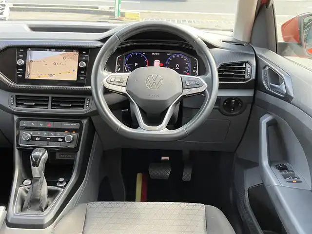 フォルクスワーゲン Ｔ－クロス TSI 1st 三重県 2020(令2)年 3万km エナジェティックオレンジメタリック 登録時走行距離２９，２７７km/♪ドライバーアシストシステム/　・アダプティブクルーズコントロール(ACC)/　・エマージェンシーブレーキアシスト/　・ブラインドスポットディテクション/♪駐車支援/　・パークディスタンスコントロール/　・Park Assist/　・リアビューカメラ/　・リアトラフィックアラート/♪純正メーカーナビ/　・AppleCarPlay・AndroidAuto /　・ミラーリンク・Blurtoothオーディオ/♪スマートキーx２/♪プッシュスタート/♪コンビネーションメーター/♪ルーフレール/♪LEDヘッドライト/♪フォグライト/♪リアフォグライト /♪オートライト/♪ドライブレコーダー/♪ビルトインETC2.0/♪革巻きステアリング/♪ステアリングスイッチ/♪オートリトラクタブルミラー/♪ウィンカーミラー/♪置くだけ充電/♪USB-Cポート(前x２後x２)/♪フロアマット/♪トノカバー/♪アイドリングストップ/♪サイド/カーテンエアバック/♪横滑り防止機能