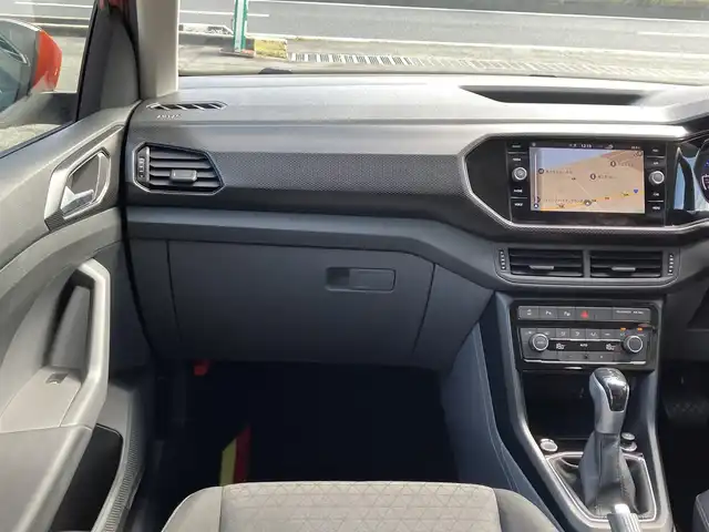 フォルクスワーゲン Ｔ－クロス TSI 1st 三重県 2020(令2)年 3万km エナジェティックオレンジメタリック 登録時走行距離２９，２７７km/♪ドライバーアシストシステム/　・アダプティブクルーズコントロール(ACC)/　・エマージェンシーブレーキアシスト/　・ブラインドスポットディテクション/♪駐車支援/　・パークディスタンスコントロール/　・Park Assist/　・リアビューカメラ/　・リアトラフィックアラート/♪純正メーカーナビ/　・AppleCarPlay・AndroidAuto /　・ミラーリンク・Blurtoothオーディオ/♪スマートキーx２/♪プッシュスタート/♪コンビネーションメーター/♪ルーフレール/♪LEDヘッドライト/♪フォグライト/♪リアフォグライト /♪オートライト/♪ドライブレコーダー/♪ビルトインETC2.0/♪革巻きステアリング/♪ステアリングスイッチ/♪オートリトラクタブルミラー/♪ウィンカーミラー/♪置くだけ充電/♪USB-Cポート(前x２後x２)/♪フロアマット/♪トノカバー/♪アイドリングストップ/♪サイド/カーテンエアバック/♪横滑り防止機能