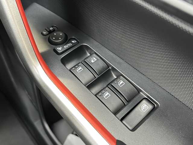トヨタ ライズ Z 静岡県 2024(令6)年 0.7万km シャイニングホワイトパール 純正ディスプレイオーディオ/Andoroid　Auto/Apple Carplay/FM/AM/Bluetooth/フルセグTV/USB/ipod/HDMI/主要装備/・レーダークルーズコントロール　/・寒冷地仕様　/・コーナーセンサー　/・バックカメラ　/・オートハイビーム　/・オートライト　/・オートホールド　/・スマートキー　/・ステアリングリモコン　/・アイドリングストップ　/・レーンキープ　/・純正アルミホイール/・LEDフォグランプ/・横滑り防止装置/・衝突軽減システム/・プッシュスタート