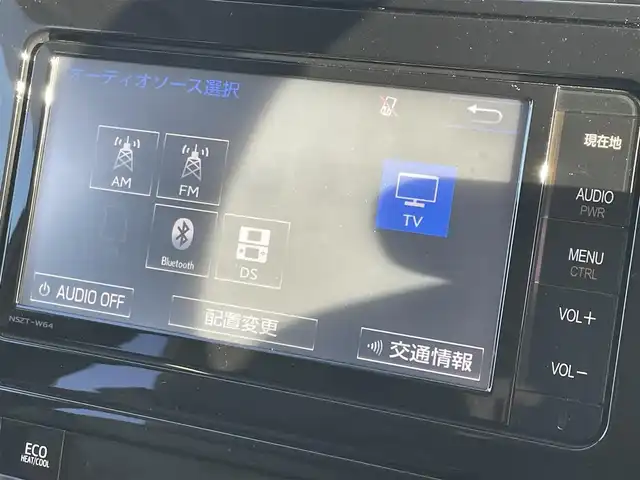 トヨタ プリウス S ツーリングセレクション 滋賀県 2016(平28)年 5.5万km ホワイトパールクリスタルシャイン 純正SDナビ/・AM/FM/・CD/DVD/SD/・Bluetooth/・フルセグTV/バックカメラ/ステアリングスイッチ/革巻きステアリング/ビルトインETC/前席シートヒーター/オートマチックヘッドライト/LEDヘッドライト/フォグランプ/オートリトラミラー/シートリフター/純正17インチアルミホイール