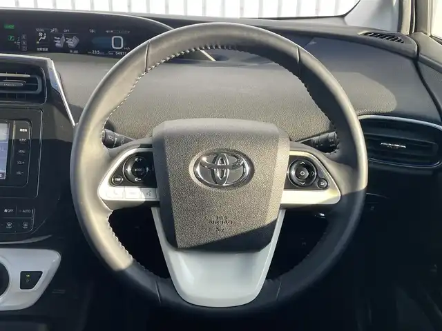 トヨタ プリウス S ツーリングセレクション 滋賀県 2016(平28)年 5.5万km ホワイトパールクリスタルシャイン 純正SDナビ/・AM/FM/・CD/DVD/SD/・Bluetooth/・フルセグTV/バックカメラ/ステアリングスイッチ/革巻きステアリング/ビルトインETC/前席シートヒーター/オートマチックヘッドライト/LEDヘッドライト/フォグランプ/オートリトラミラー/シートリフター/純正17インチアルミホイール