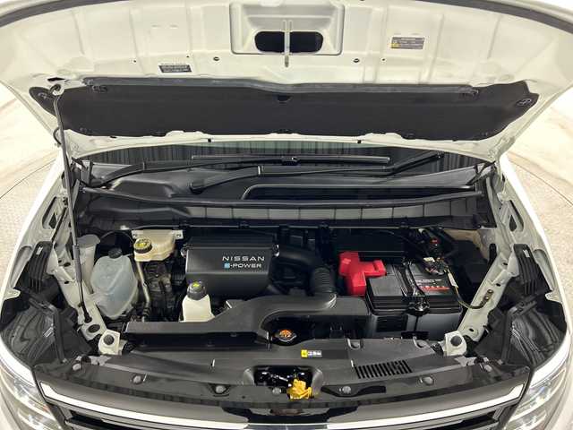 日産 セレナ e－パワー ルキシオン 神奈川県 2023(令5)年 2.3万km プリズムホワイト 統合型12.3インチインターフェースディスプレイ/アドバンスドドライブアシストディスプレイ/NissanConnectメモリーナビゲーションシステム/フルセグ HDMI/インテリジェントアラウンドビューモニター/両側電動スライドドア【サンシェード】/360度セーフティアシスト/インテリジェントエマージェンシーブレーキ/前方衝突予報警報/衝突回避ステアリングアシスト/車線逸脱防止支援システム/車線逸脱警報/後側方衝突防止支援システム/後側方車両検知警報/後退時車両検知警報/ふらつき警報/踏み間違い衝突防止アシスト/標識認識機能/前後ソナー/ナビリンク機能付プロパイロット緊急停止支援システム/インテリジェントルームミラー/SOSコール/ワイヤレス充電器/車載通信ユニット/ビルトインETC2.0ユニット/純正前後ドライブレコーダー/革巻きステアリング/2列目3列目パーソナルテーブル/USB電源Cソケット/アダプティブLEDヘッドライトシステム/オートライト/LEDフロントフォグランプ/純正16インチアルミホイール