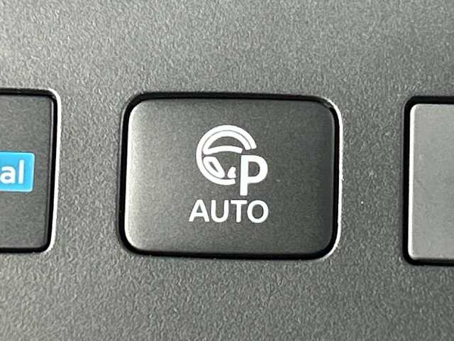 日産 セレナ e－パワー ルキシオン 神奈川県 2023(令5)年 2.3万km プリズムホワイト 統合型12.3インチインターフェースディスプレイ/アドバンスドドライブアシストディスプレイ/NissanConnectメモリーナビゲーションシステム/フルセグ HDMI/インテリジェントアラウンドビューモニター/両側電動スライドドア【サンシェード】/360度セーフティアシスト/インテリジェントエマージェンシーブレーキ/前方衝突予報警報/衝突回避ステアリングアシスト/車線逸脱防止支援システム/車線逸脱警報/後側方衝突防止支援システム/後側方車両検知警報/後退時車両検知警報/ふらつき警報/踏み間違い衝突防止アシスト/標識認識機能/前後ソナー/ナビリンク機能付プロパイロット緊急停止支援システム/インテリジェントルームミラー/SOSコール/ワイヤレス充電器/車載通信ユニット/ビルトインETC2.0ユニット/純正前後ドライブレコーダー/革巻きステアリング/2列目3列目パーソナルテーブル/USB電源Cソケット/アダプティブLEDヘッドライトシステム/オートライト/LEDフロントフォグランプ/純正16インチアルミホイール