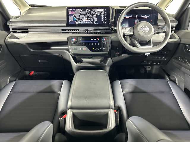 日産 セレナ e－パワー ルキシオン 神奈川県 2023(令5)年 2.3万km プリズムホワイト 統合型12.3インチインターフェースディスプレイ/アドバンスドドライブアシストディスプレイ/NissanConnectメモリーナビゲーションシステム/フルセグ HDMI/インテリジェントアラウンドビューモニター/両側電動スライドドア【サンシェード】/360度セーフティアシスト/インテリジェントエマージェンシーブレーキ/前方衝突予報警報/衝突回避ステアリングアシスト/車線逸脱防止支援システム/車線逸脱警報/後側方衝突防止支援システム/後側方車両検知警報/後退時車両検知警報/ふらつき警報/踏み間違い衝突防止アシスト/標識認識機能/前後ソナー/ナビリンク機能付プロパイロット緊急停止支援システム/インテリジェントルームミラー/SOSコール/ワイヤレス充電器/車載通信ユニット/ビルトインETC2.0ユニット/純正前後ドライブレコーダー/革巻きステアリング/2列目3列目パーソナルテーブル/USB電源Cソケット/アダプティブLEDヘッドライトシステム/オートライト/LEDフロントフォグランプ/純正16インチアルミホイール