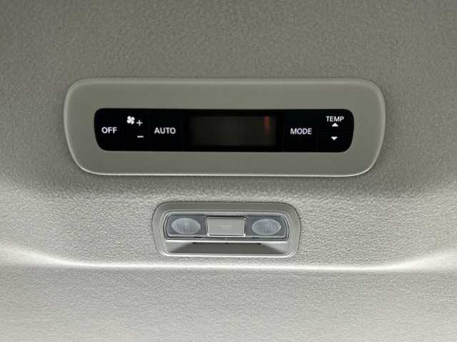 日産 セレナ e－パワー ルキシオン 神奈川県 2023(令5)年 2.3万km プリズムホワイト 統合型12.3インチインターフェースディスプレイ/アドバンスドドライブアシストディスプレイ/NissanConnectメモリーナビゲーションシステム/フルセグ HDMI/インテリジェントアラウンドビューモニター/両側電動スライドドア【サンシェード】/360度セーフティアシスト/インテリジェントエマージェンシーブレーキ/前方衝突予報警報/衝突回避ステアリングアシスト/車線逸脱防止支援システム/車線逸脱警報/後側方衝突防止支援システム/後側方車両検知警報/後退時車両検知警報/ふらつき警報/踏み間違い衝突防止アシスト/標識認識機能/前後ソナー/ナビリンク機能付プロパイロット緊急停止支援システム/インテリジェントルームミラー/SOSコール/ワイヤレス充電器/車載通信ユニット/ビルトインETC2.0ユニット/純正前後ドライブレコーダー/革巻きステアリング/2列目3列目パーソナルテーブル/USB電源Cソケット/アダプティブLEDヘッドライトシステム/オートライト/LEDフロントフォグランプ/純正16インチアルミホイール