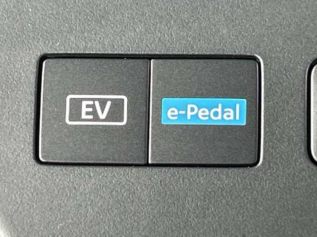 日産 セレナ e－パワー ルキシオン 神奈川県 2023(令5)年 2.3万km プリズムホワイト 統合型12.3インチインターフェースディスプレイ/アドバンスドドライブアシストディスプレイ/NissanConnectメモリーナビゲーションシステム/フルセグ HDMI/インテリジェントアラウンドビューモニター/両側電動スライドドア【サンシェード】/360度セーフティアシスト/インテリジェントエマージェンシーブレーキ/前方衝突予報警報/衝突回避ステアリングアシスト/車線逸脱防止支援システム/車線逸脱警報/後側方衝突防止支援システム/後側方車両検知警報/後退時車両検知警報/ふらつき警報/踏み間違い衝突防止アシスト/標識認識機能/前後ソナー/ナビリンク機能付プロパイロット緊急停止支援システム/インテリジェントルームミラー/SOSコール/ワイヤレス充電器/車載通信ユニット/ビルトインETC2.0ユニット/純正前後ドライブレコーダー/革巻きステアリング/2列目3列目パーソナルテーブル/USB電源Cソケット/アダプティブLEDヘッドライトシステム/オートライト/LEDフロントフォグランプ/純正16インチアルミホイール