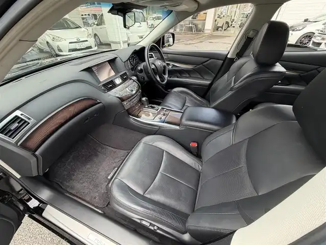 日産 フーガ 250VIP 兵庫県 2014(平26)年 10.5万km スーパーブラック (株)IDOMが運営する【じしゃロン神戸名谷店】の自社ローン対象車両になります。こちらは現金ご利用時の価格です。/自社ローンご希望の方は別途その旨お申付け下さい。/純正ナビ/TV/CD/BT/D/N席パワーシート/N席オットマン/衝突被害軽減ブレーキ/バックカメラ/黒革シート/エアシート/シートヒーター/クルーズコントロール/ビルトインETC