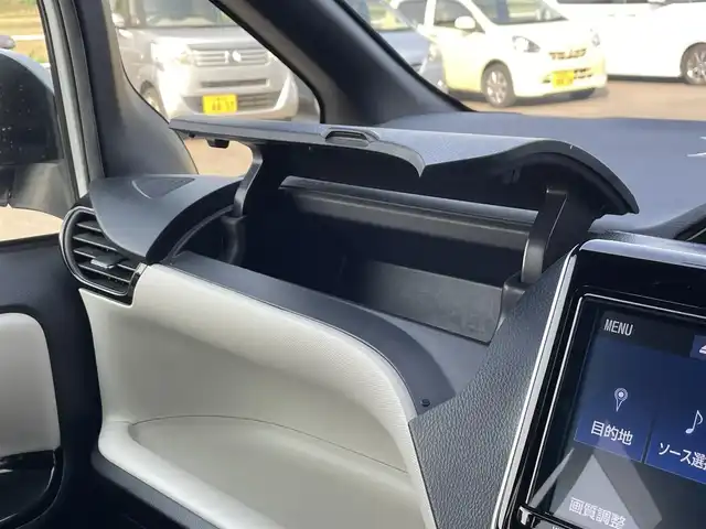 トヨタ ノア Si ダブルバイビーⅡ 佐賀県 2020(令2)年 4.5万km パール 純正9型ナビ/・フルセグTV/AM/FM/CD/DVD/Bluetooth/バックカメラ/純正12型フリップダウンモニター /両側パワースライドドア/ドライブレコーダー/ハーフレザーシート/プッシュスタート/スマートキー/LEDヘッドライト/トヨタセーフティセンス/アイドリングストップ/革巻きステアリング/ステアリングリモコン/純正16インチアルミ/純正フロアマット/純正ドアバイザー/ETC/スペアキー1本