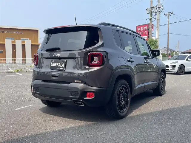 クライスラー・ジープ ジープ レネゲード リミテッド 宮崎県 2021(令3)年 4.4万km ガンＭ ブラインドスポットモニター/リアクロスパスディテクション/アダプティブクルーズコントロール/アドバンストブレーキアシスト/車線逸脱警報プラス/前面衝突警報/リアバックアップカメラ/リアパークアシスト/純正メモリナビ/（フルセグ/Bluetooth/AM/FM/USB/AUX）/ビルトインETC2.0/社外前方ドライブレコーダー【CSD-570FH】/革巻きステアリング/ステアリングリモコン/ステアリングヒーター/レザーシート/前席シートヒーター/前席パワーシート/ルーフレール/純正LEDヘッドライト/フロントフォグランプ/オートライト/アイドリングストップ/社外17インチアルミ【LMG】/電動パーキングブレーキ/電動格納ドアミラー/純正ラバーマット
