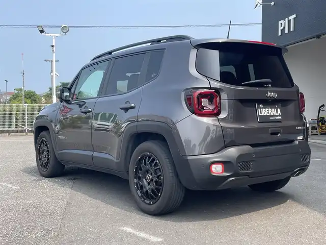 クライスラー・ジープ ジープ レネゲード リミテッド 宮崎県 2021(令3)年 4.4万km ガンＭ ブラインドスポットモニター/リアクロスパスディテクション/アダプティブクルーズコントロール/アドバンストブレーキアシスト/車線逸脱警報プラス/前面衝突警報/リアバックアップカメラ/リアパークアシスト/純正メモリナビ/（フルセグ/Bluetooth/AM/FM/USB/AUX）/ビルトインETC2.0/社外前方ドライブレコーダー【CSD-570FH】/革巻きステアリング/ステアリングリモコン/ステアリングヒーター/レザーシート/前席シートヒーター/前席パワーシート/ルーフレール/純正LEDヘッドライト/フロントフォグランプ/オートライト/アイドリングストップ/社外17インチアルミ【LMG】/電動パーキングブレーキ/電動格納ドアミラー/純正ラバーマット