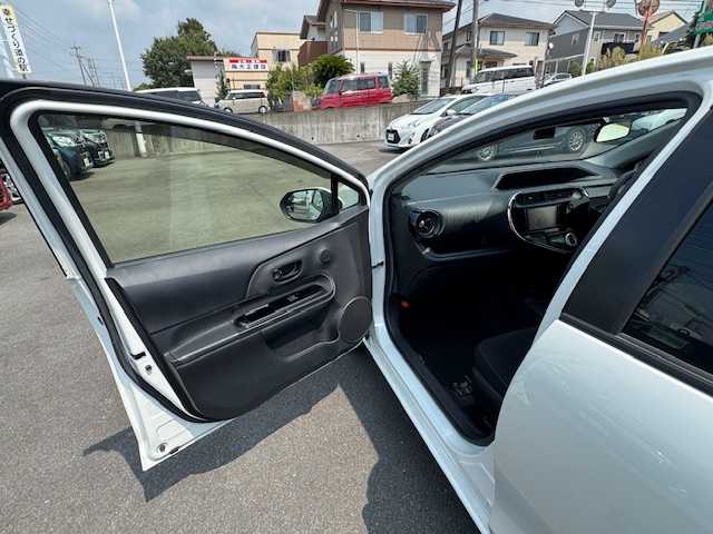 トヨタ アクア S スタイルブラック 静岡県 2020(令2)年 3.1万km ホワイトパールクリスタルシャイン ●純正SDナビ/(フルセグ/CD/DVD/Bluetooth)/(NSZT-W68T)/●前席シートヒーター/●全方位カメラ/●プリクラッシュセーフティ/●レーンキープアシスト/●前後クリアランスソナー/●オートライト/●オートマチックハイビーム/●ステアリングスイッチ/●ETC/●前後ドライブレコーダー/●電動格納ウィンカーミラー/●ドアバイザー/●スマートキー/●プッシュスタート/●レベライザー/●W＋サイドSRS＋ABS