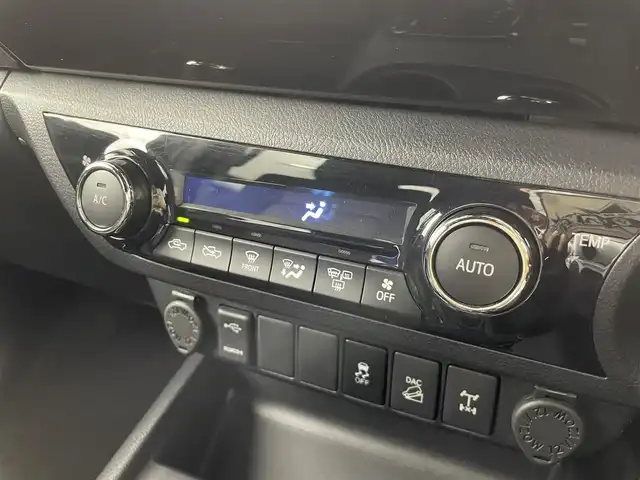 トヨタ ハイラックス Z ブラックラリーエディション 群馬県 2019(平31)年 4万km アティチュードブラックマイカ ＴＲＤトノカバー／アンダーカバー／フォグカバー／マフラーカッター　純正ベッドライナー　純正ナビ　バックカメラ　フルセグＴＶ　ＬＥＤヘッドライト　ホワイトレター　ＴＯＹＯＴＡデカール　４ＷＤ　禁煙車