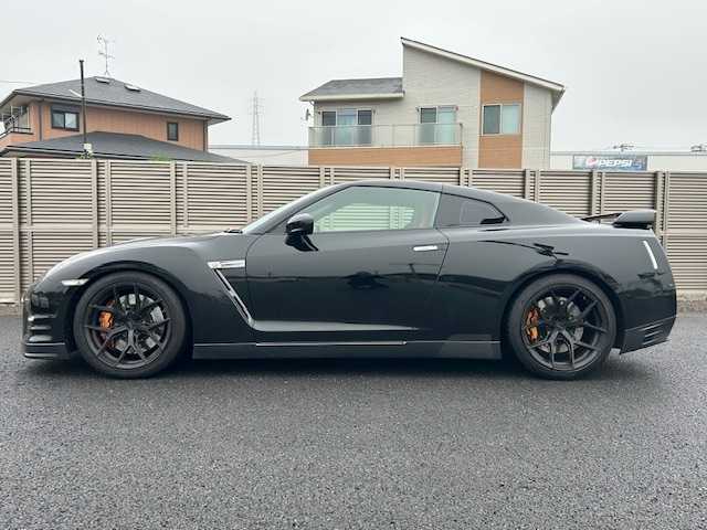 日産 ＧＴ－Ｒ ブラックエディション 千葉県 2011(平23)年 2.6万km メテオフレークブラックパール ＶＯＳＳＥＮ２０インチＡＷ/専用ブレンボキャリパー/専用レカロシート/純正ナビ/フルセグTV/DVD/CD/バックカメラ/BOSEサウンド/クルーズコントロール/純正ビルトインETC/前後ドライブレコーダー/パドルシフト/レザーシート/1列目シートヒーター/プッシュスタート/スマートキー/スペアキー1本/純正フロアマット/保証書/取扱説明書