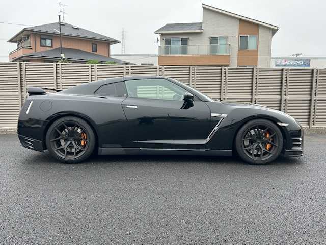 日産 ＧＴ－Ｒ ブラックエディション 千葉県 2011(平23)年 2.6万km メテオフレークブラックパール ＶＯＳＳＥＮ２０インチＡＷ/専用ブレンボキャリパー/専用レカロシート/純正ナビ/フルセグTV/DVD/CD/バックカメラ/BOSEサウンド/クルーズコントロール/純正ビルトインETC/前後ドライブレコーダー/パドルシフト/レザーシート/1列目シートヒーター/プッシュスタート/スマートキー/スペアキー1本/純正フロアマット/保証書/取扱説明書