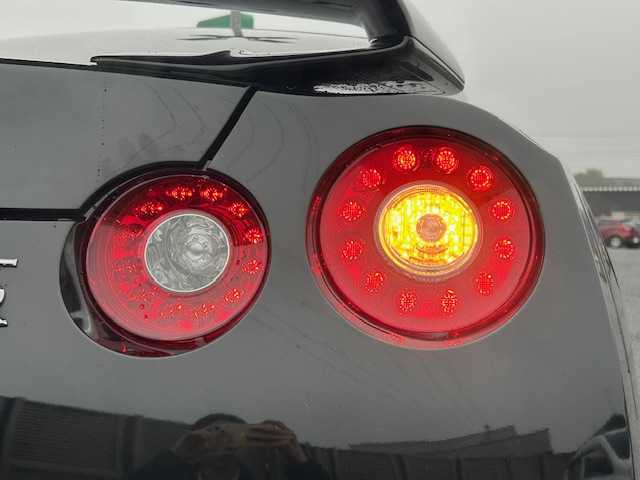 日産 ＧＴ－Ｒ ブラックエディション 千葉県 2011(平23)年 2.6万km メテオフレークブラックパール ＶＯＳＳＥＮ２０インチＡＷ/専用ブレンボキャリパー/専用レカロシート/純正ナビ/フルセグTV/DVD/CD/バックカメラ/BOSEサウンド/クルーズコントロール/純正ビルトインETC/前後ドライブレコーダー/パドルシフト/レザーシート/1列目シートヒーター/プッシュスタート/スマートキー/スペアキー1本/純正フロアマット/保証書/取扱説明書