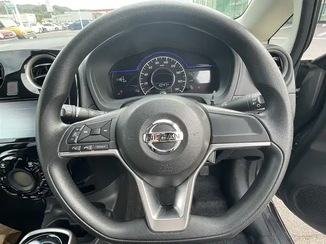 日産 ノート e－パワー X 岡山県 2016(平28)年 5.4万km ダークメタルグレー 登録時走行距離53820km/LEDヘッドライト/社外ナビ/フルセグTV(AM/FM/CD/DVD/Bluetooth)/アラウンドビューモニター/ETC/ドライブレコーダー/デジタルインナーミラー/エマージェンシーブレーキ/車線逸脱防止支援システム/横滑り防止装置/車両接近通報装置/電動格納ミラー/プッシュスタート/スマートキー