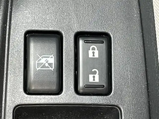 日産 ノート e－パワー X 岡山県 2016(平28)年 5.4万km ダークメタルグレー 登録時走行距離53820km/LEDヘッドライト/社外ナビ/フルセグTV(AM/FM/CD/DVD/Bluetooth)/アラウンドビューモニター/ETC/ドライブレコーダー/デジタルインナーミラー/エマージェンシーブレーキ/車線逸脱防止支援システム/横滑り防止装置/車両接近通報装置/電動格納ミラー/プッシュスタート/スマートキー