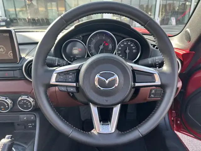 マツダ ロードスター ＲＦ VS 栃木県 2017(平29)年 7.7万km ソウルレッドプレミアムメタリック オートエグゼエアロ(F/S/R)/ブラック2トーンルーフ/6速MT/マツダコネクトナビ/フルセグTV/DVD/Bluetooth/USB/ブラウンレザーシート/シートヒーター/ETC/ブラインドスポットモニター/車線逸脱警報/LEDオートライト/オートハイビーム/電動オープン/ステアリングリモコン/AAC/純正フロアマット/純正17インチAW